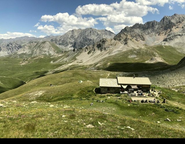 Refuge du Thabor dans son écrin &copy;Photo J.-P. Bérard